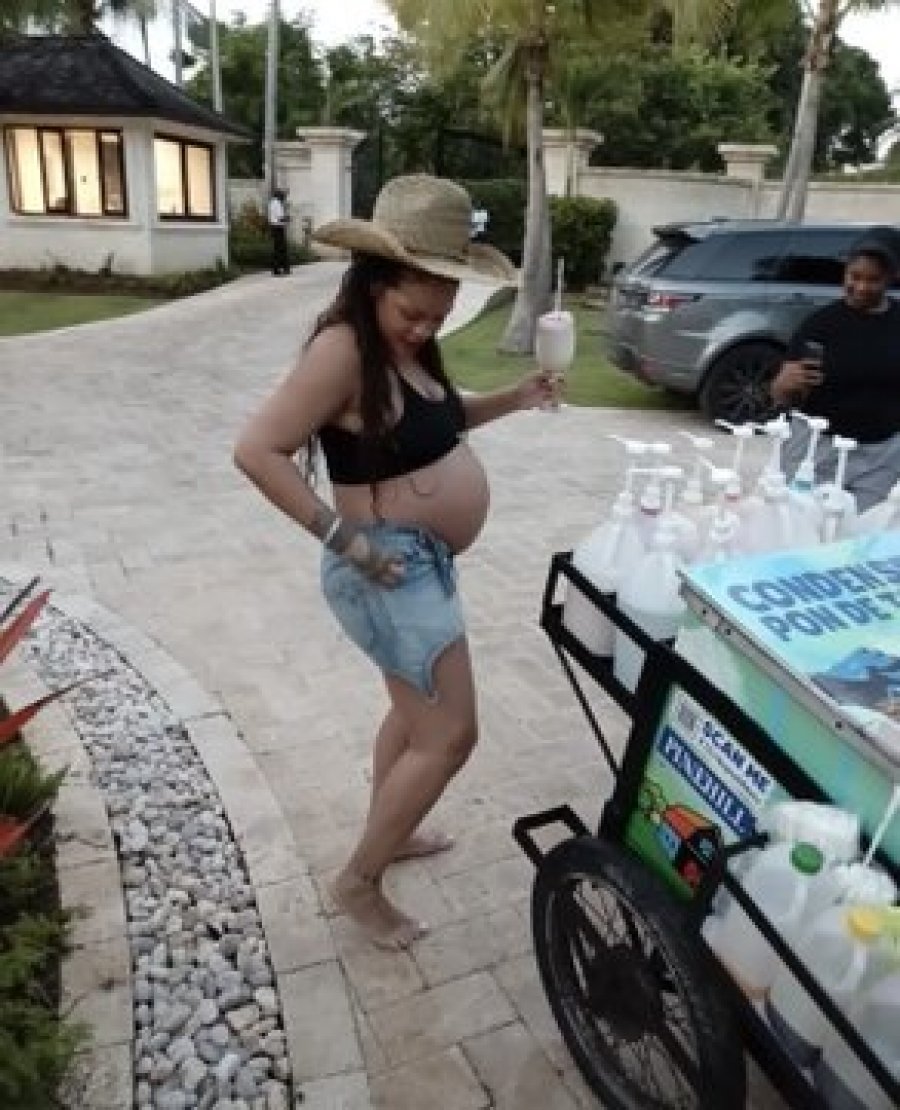 FOTO/ Momentet e ëmbla nga ishujt Barbados, Rihanna shijon verën shtatzënë