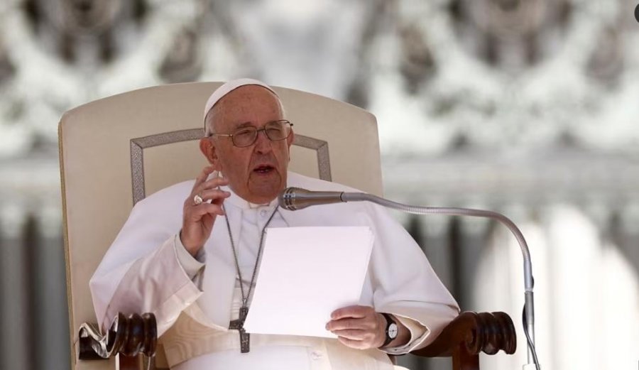 Papa Françesku dënon djegien e Kuranit