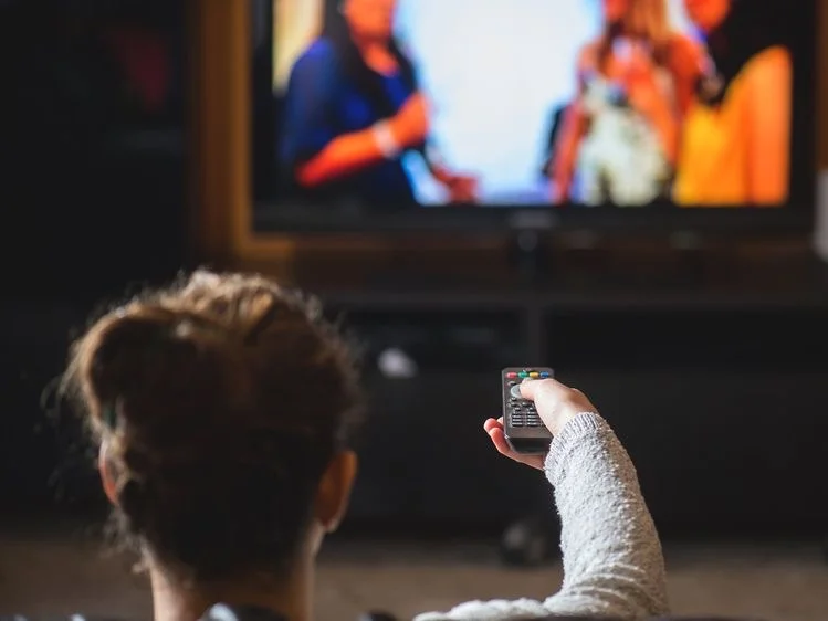 Çka tregojnë shfaqjet tuaja të preferuara televizive për atë që ju mungon në jetë, sipas psikologjisë