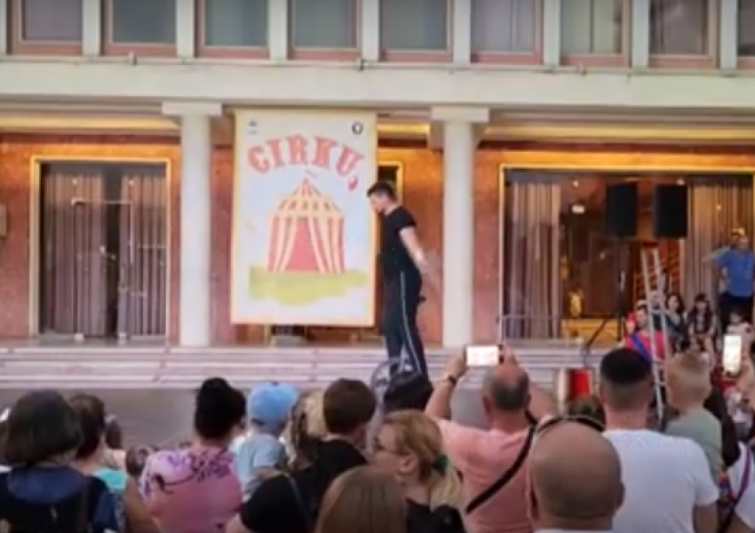Turistë e banorë shijojnë shfaqje cirku në Durrës 
