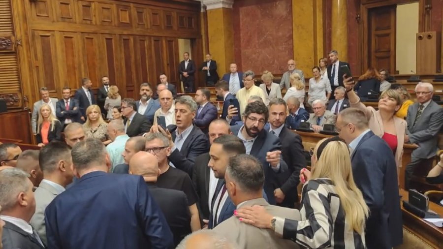 Albin Kurti 'hyn' në Parlamentin e Serbisë. Deputetët e opozitës thërrasin 'Vuçiç ik'
