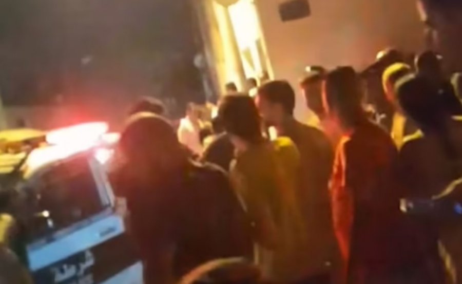 VIDEO/ 40 emigrantë të plagosur, hidhen nga ballkoni e qëllohen me shpata  