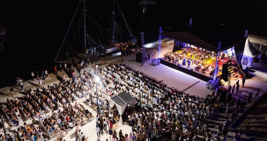 Ramë Lahaj i kënaqur me prezencën e njerëzve në koncertin e mbajtur në Ulqin