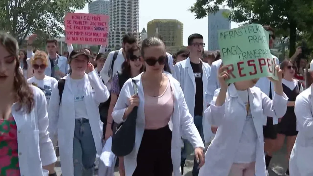 ‘Përparëset tona...janë të bardha’/ Studentët e mjekësisë marshojnë drejt Ministrisë së Arsimit  