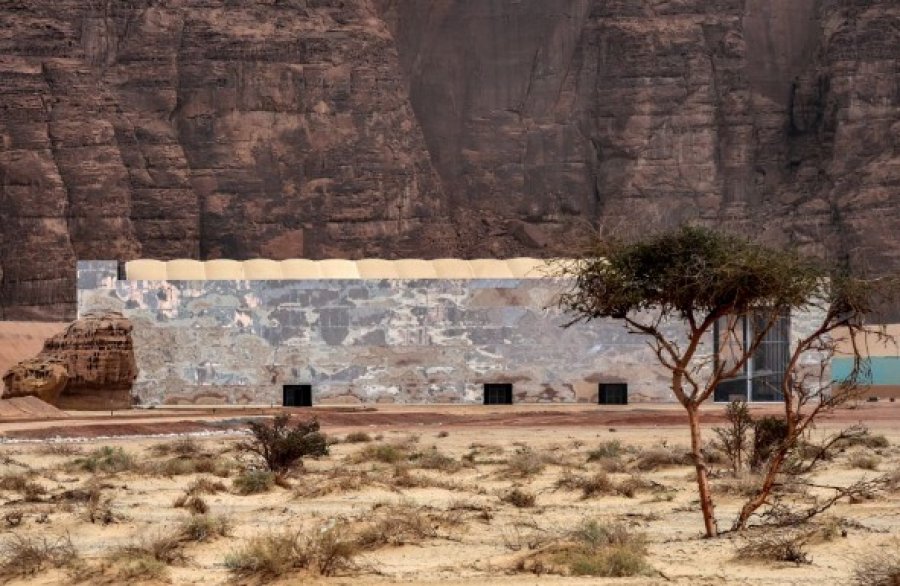 Foto/ Ndërtesa vezulluese që ‘zhduket’ në shkretëtirë