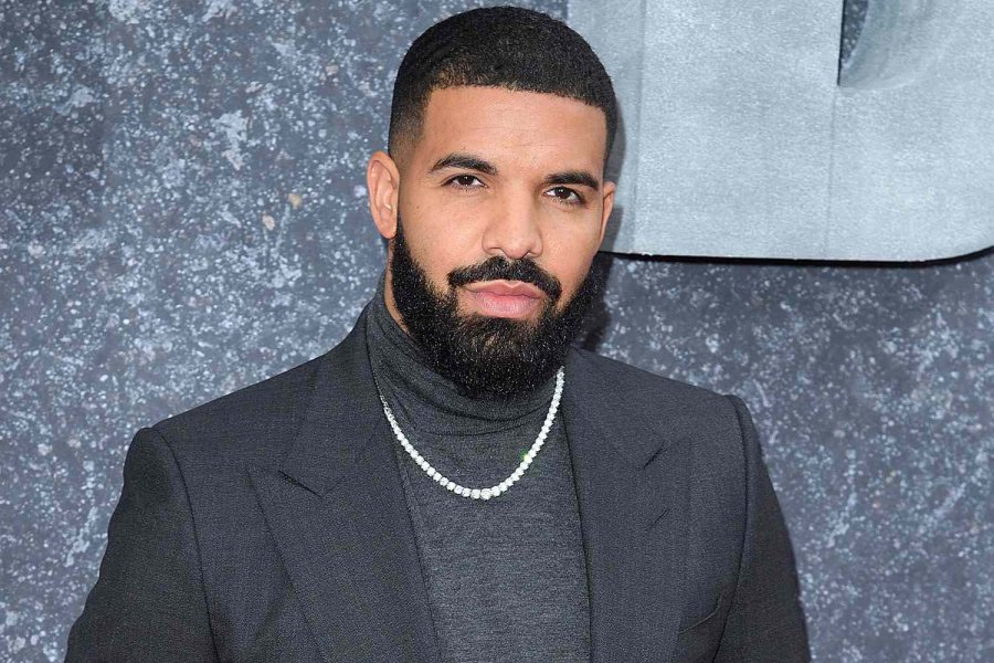 FOTO/ Drake goditet me telefon gjatë performancës në koncertin e tij 