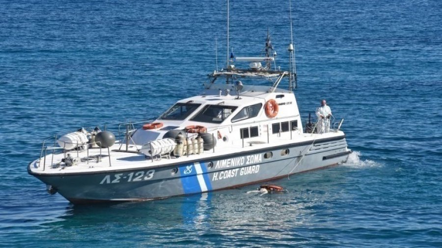 Panik në Pirea, mbytet skafi me flamur grek, 8 persona në bord