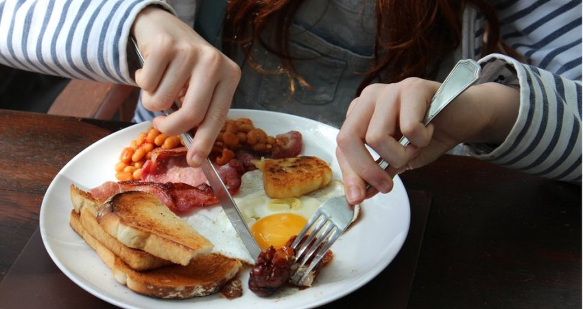 Mjekja tregon se kur duhet të hani mëngjes nëse dëshironi të humbni peshë