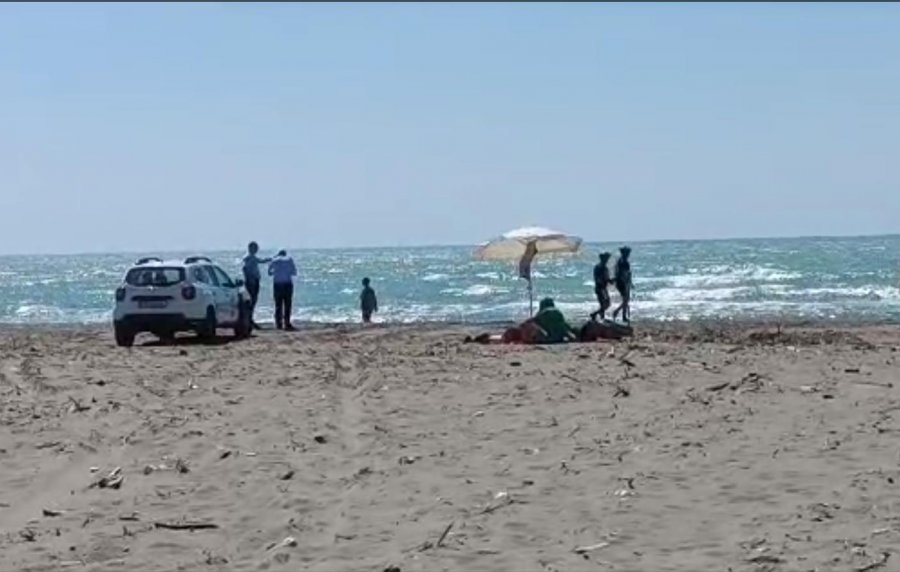 Humbi jetën babai me dy djemtë, ambulanca 1 orë e 30 minuta me vonesë, plazhi pa roje