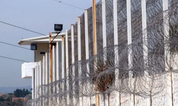 Përleshje në burgun grek, të përfshirë edhe të burgosur shqiptar