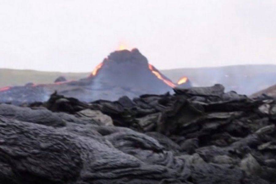 Shpërthim vullkanik 20 milje larg aeroportit më të madh të Islandës