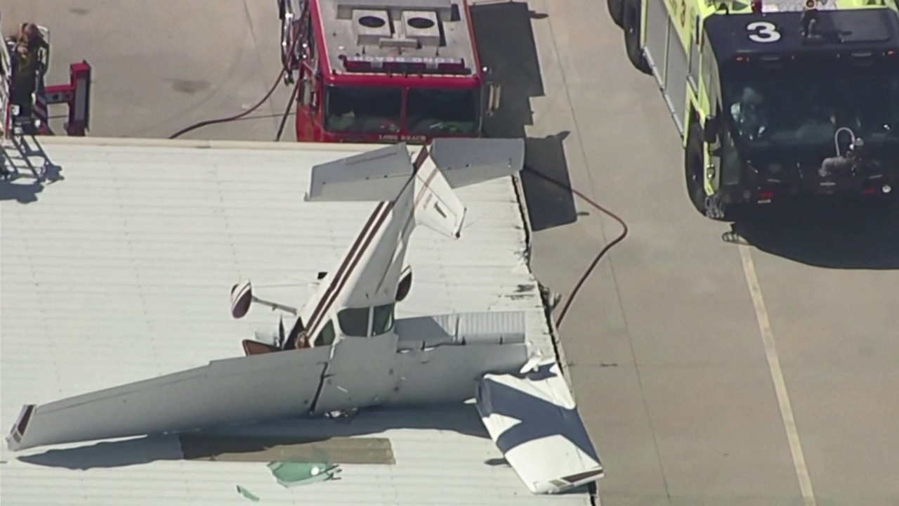 FOTO/ Aksidenti i çuditshëm ajror, avioni përplaset me hangarin në aeroport