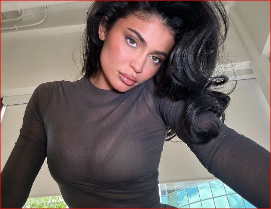 Kylie Jenner  thyen rekord klikimesh me fotot e fundit me rroba banje