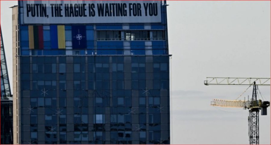 Putin, Haga ju pret, pankarta varet në ndërtesën ku po zhvillohet Samiti i NATO-s