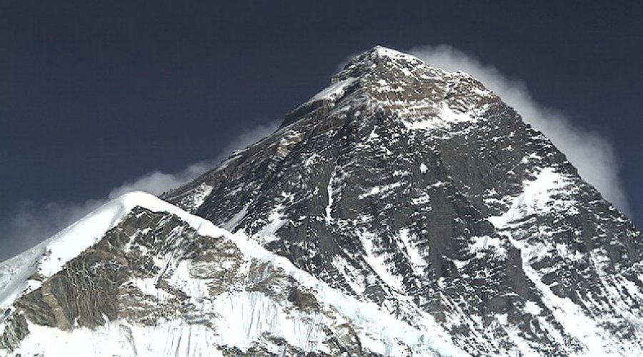 Helikopteri me meksikanë rrëzohet në Everest, të paktën 6 viktima