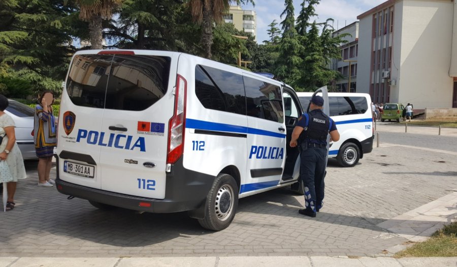 Vodhi makinën e turistit serb në Durrës, arrestohet 28-vjeçarja