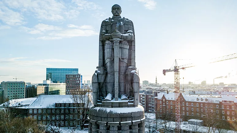 Hamburgu donte të 'çkolonizonte' statujën e Bismarkut, zgjidhja jo e lehtë