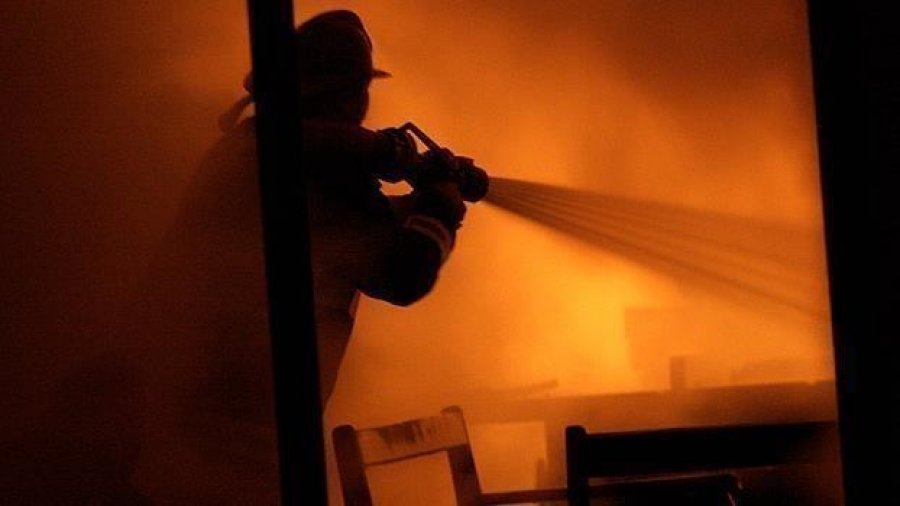 Një zjarr i madh përfshin 40 objekte në Rusi
