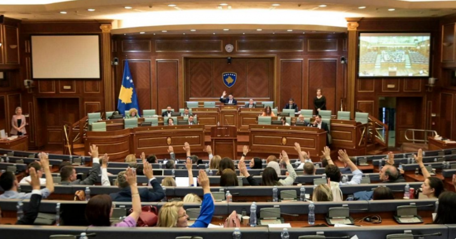 Pas grushteve në Kuvend, deputetët e Kosovës votojnë pro rritjes së pagës minimale