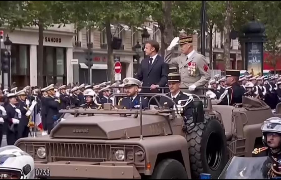 VIDEO/ Franca feston Ditën e Bastijës, Macron vërshëllehet gjatë ceremonisë
