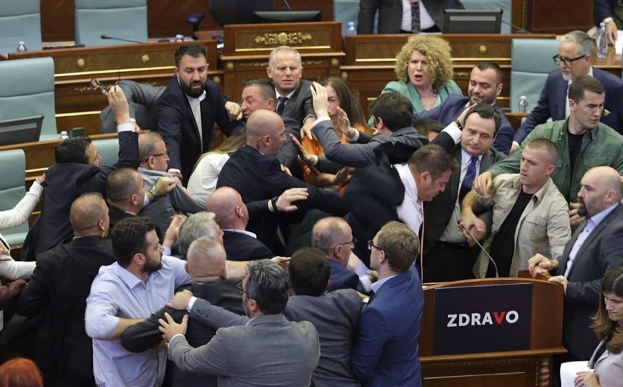 Si shkaktoi përleshje në Kuvendin e Kosovës, emri i Milan Radoiçiqit, një i akuzuar për krime?