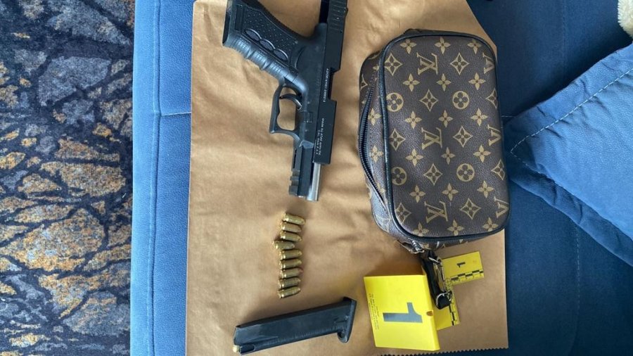 Në kërkim nga policia, kapet bashkë me kunatin 30 vjeçari në Sarandë, i gjenden drogë dhe armë