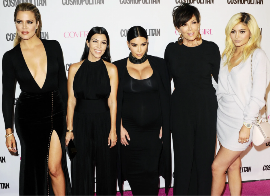 Kourtney Kardashian heq dorë nga familja që të ‘mbrojë’ dashurinë e bashkëshortit të saj