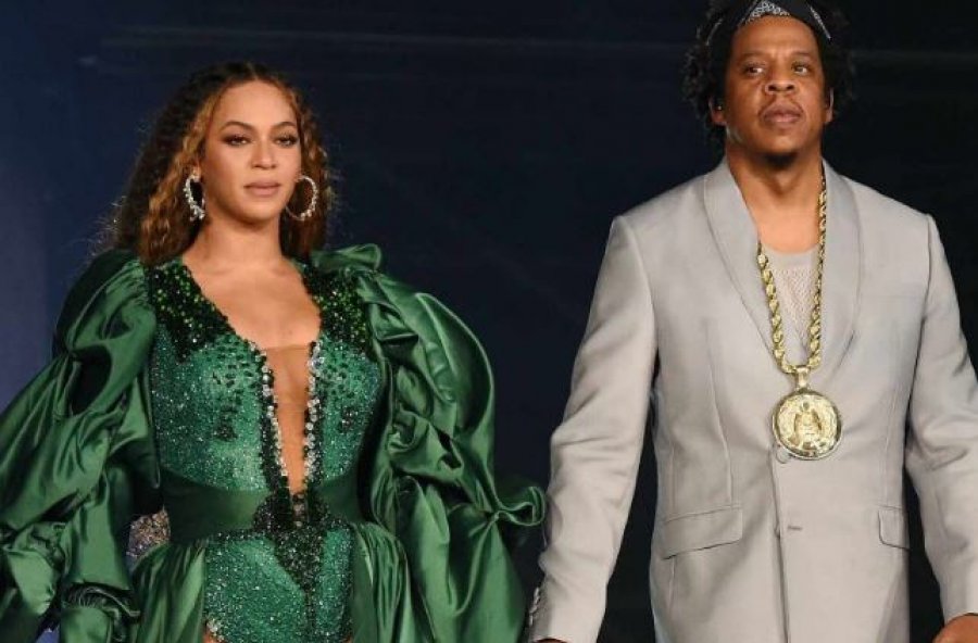 Jay-Z surprizon disa prej fansave të Beyonces gjatë koncertit të saj. Reperi i dhuron atyre…