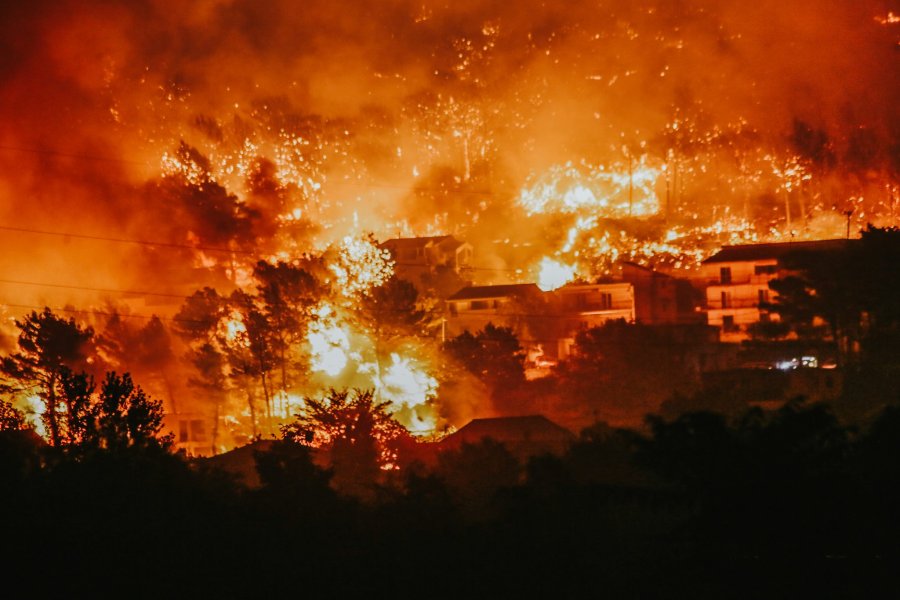 Zjarret shkrumbojnë një fshat të tërë në Kroaci