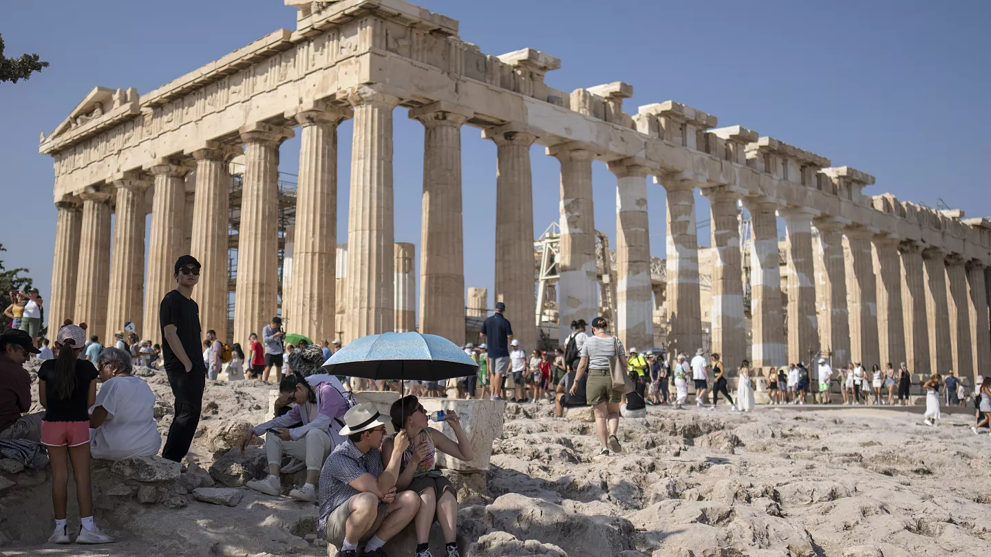 I nxehti përvëlues detyron Greqinë të mbyllë Akropolin - Athina mbi 40°C 