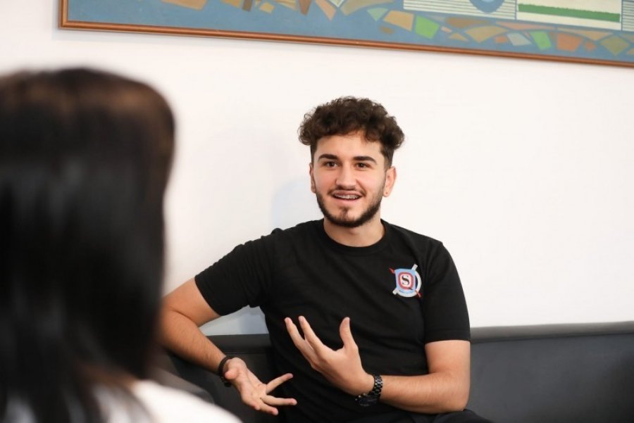 Gjimnazisti ekselent Egnald Çela, që mori 10 në të katërt provimet e Maturës