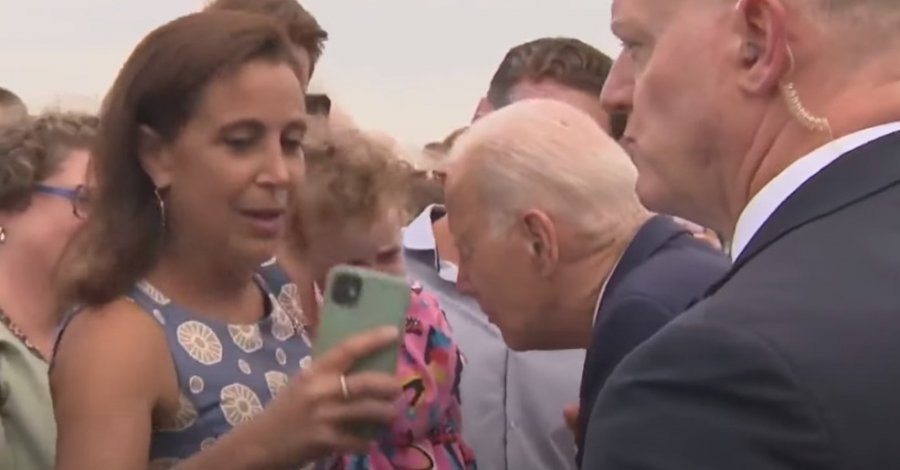 U përpoq ta puthë, Biden 'tromaks' një vajzë të vogël, reagime të ashpra në rrjet