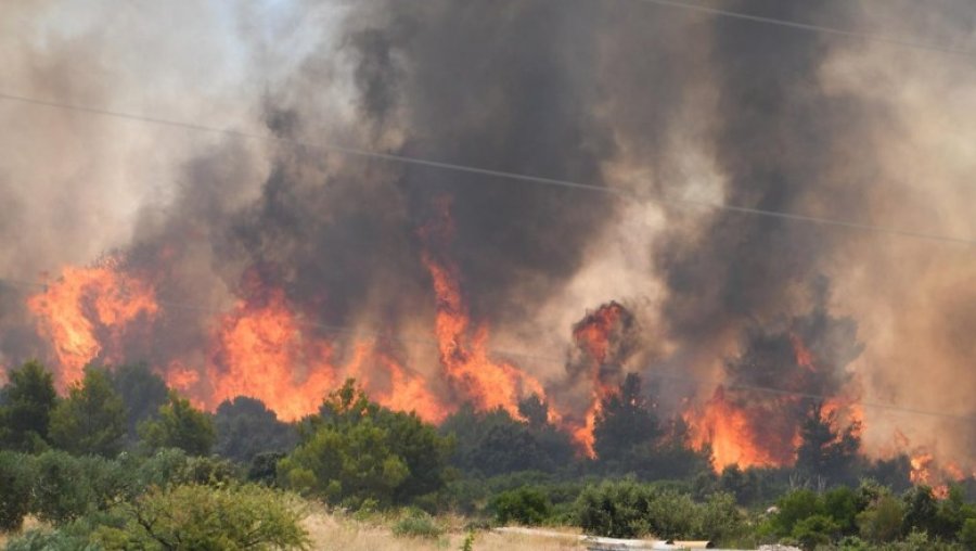 Gati gjithçka e shkrumbuar! Mijëra të evakuuar nga zjarret në Kroaci, zjarrfikësit vijojnë betejën me flakët