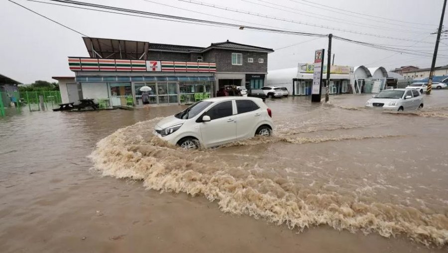 Shira të rrëmbyeshëm dhe përmbytje vdekjeprurëse në Korenë e Jugut