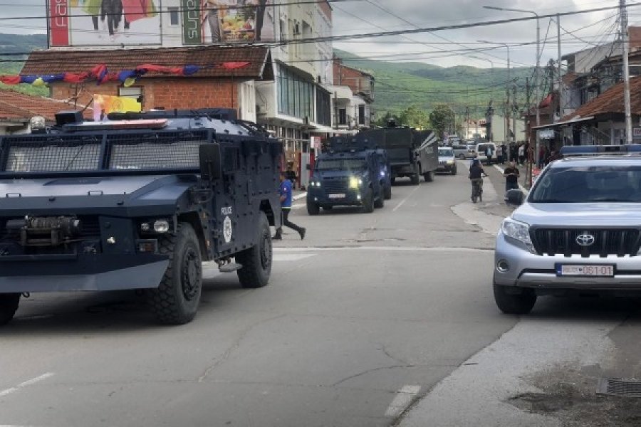 Tensione në Mitrovicë, dy shok-bomba shpërthejnë në oborrin e një shtëpie në veri