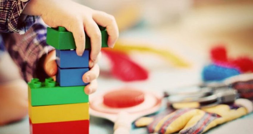 Prokuroria jep detaje për ndalimin e edukatores në Lipjan për rastin e lëndimit të fëmijës në çerdhe