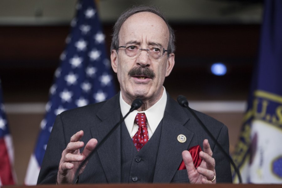 Eliot Engel i ashpër ndaj Washingtonit: Qetësoi autokratin Vuçiq dhe frikësoi Kosovën