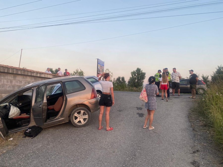 Aksident në Lezhë, dy automjete përplasen me murin, tre të plagosur