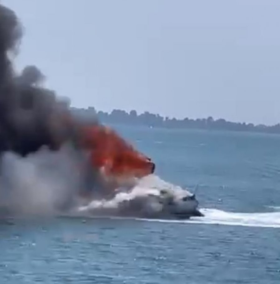 VIDEO/ Shëngjin, një skaf përfshihet nga zjarri në mes të detit