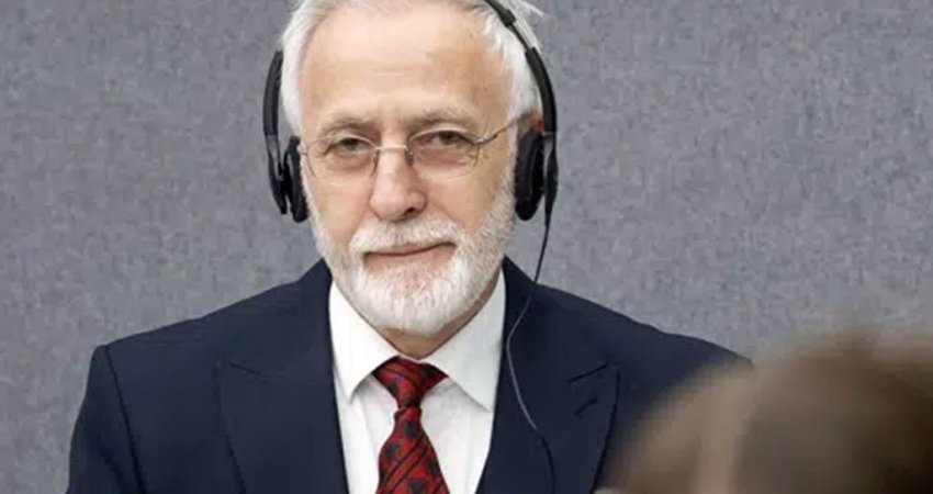 Jakup Krasniqi arrin në Kosovë nën masa të rrepta sigurie 