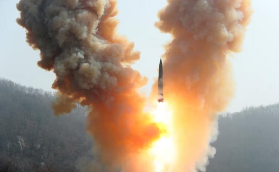 Çfarë po ndodh?/ Koreja e Veriut lëshon dy raketa ndaj nëndetëses amerikane