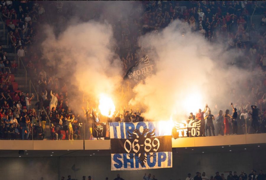 Flakadanët e hedhur nga tifozët e Tiranës në Shqipëri-Moldavi, UEFA gjobit FSHF-në