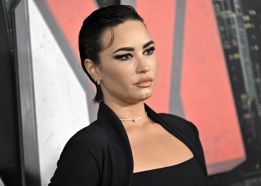 Është biseksuale, Demi Lovato rrëfen për herë të parë se si e pritën prindërit lajmin për preferencat e saj seksuale