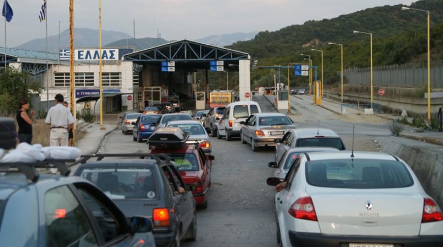 Radhë kilometrike makinash, qytetarët prej orësh në pritje për të kaluar kufirin