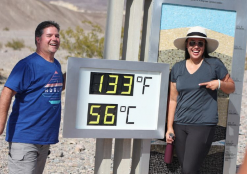 E pazakontë/ Temperaturat mbi 56 gradë, ‘çmenden’ turistët, vërshojnë drejt vendit më të nxehtë në Tokë