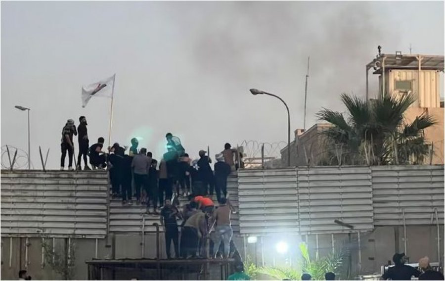 Në shenjë proteste për djegien e Kuranit, sulmohet ambasada suedeze në Bagdad