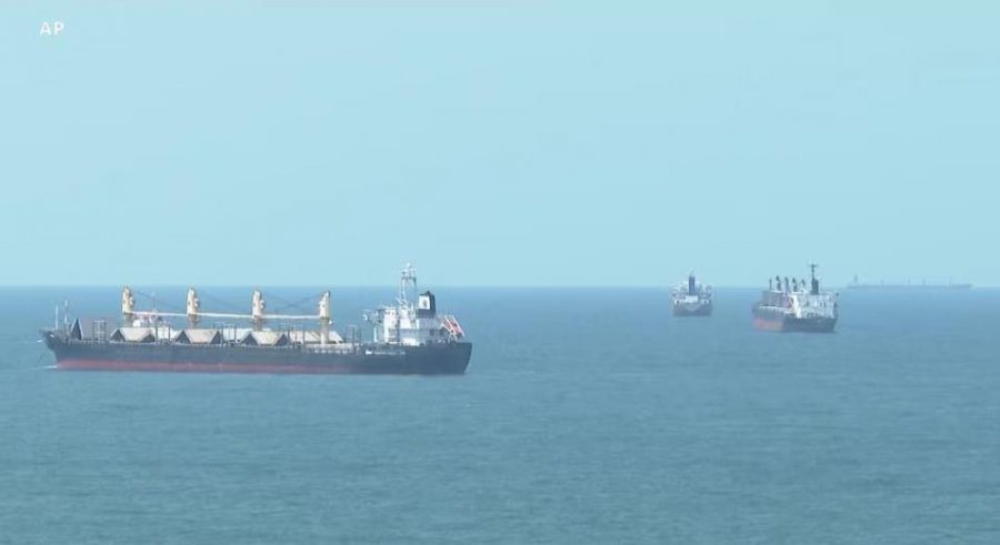 Shtëpia e Bardhë paralajmëron se Rusia mund të sulmojë anijet me civilë në Detin e Zi