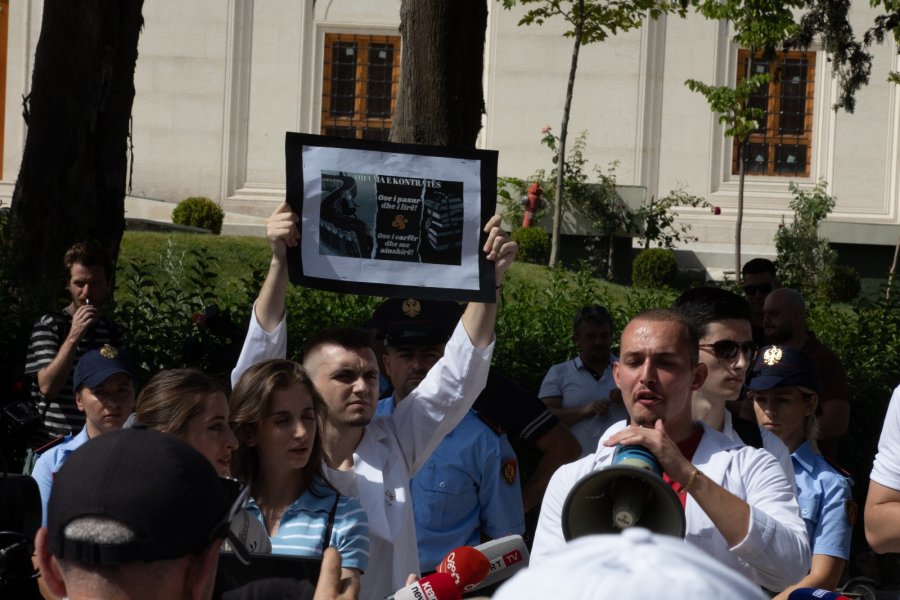 Protesta/ VOA: Studentët e mjekësisë do të bojkotojnë vitin akademik nëse nuk do anulohet vendimi