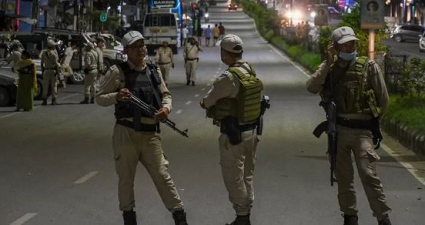 Policia e Indisë përballet me hetim pasi dy gratë u detyruan të parakalonin lakuriq nga sulmuesit