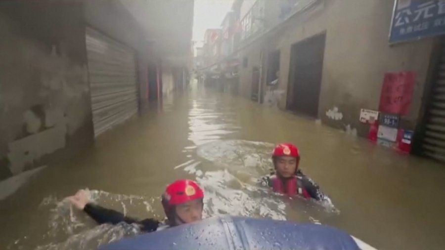 VIDEO/ Moti i keq, përmbytje të mëdha në Indi dhe në Kinë, viktima e të zhdukur